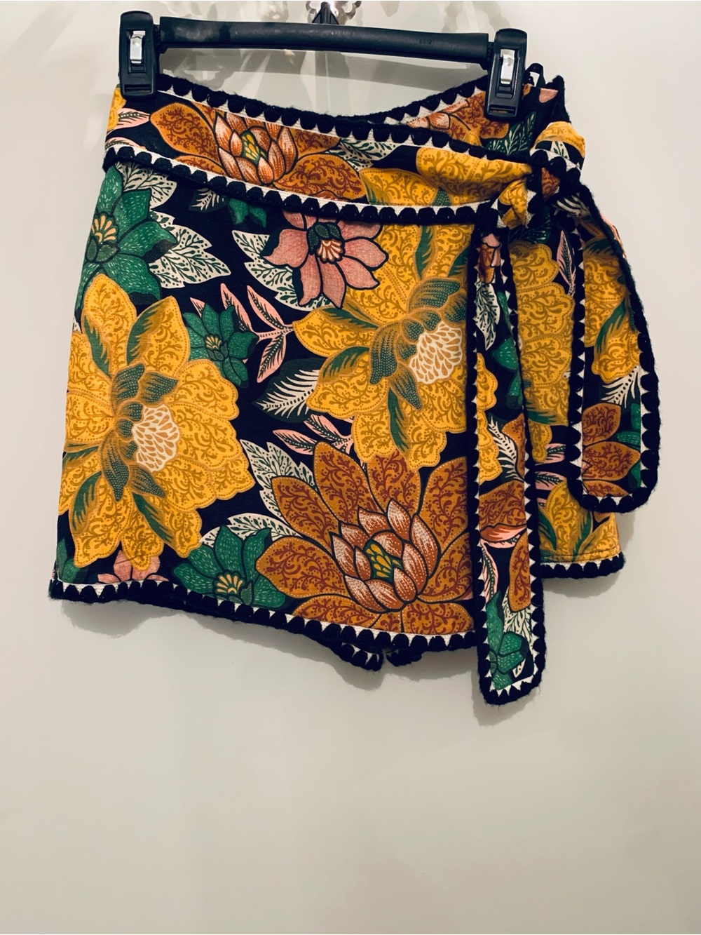 FARM RIO FLOWERY WRAP SKORT. NWT! EXCELLENT CONDITION!